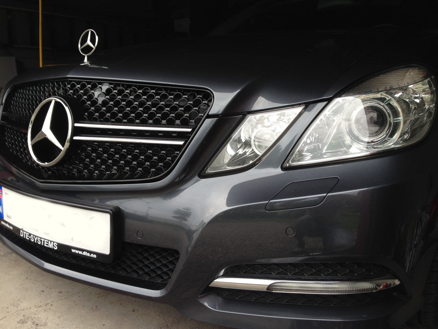 W212 2 Fins AMG style front sports grille E320 E350 E500 E-class mesh