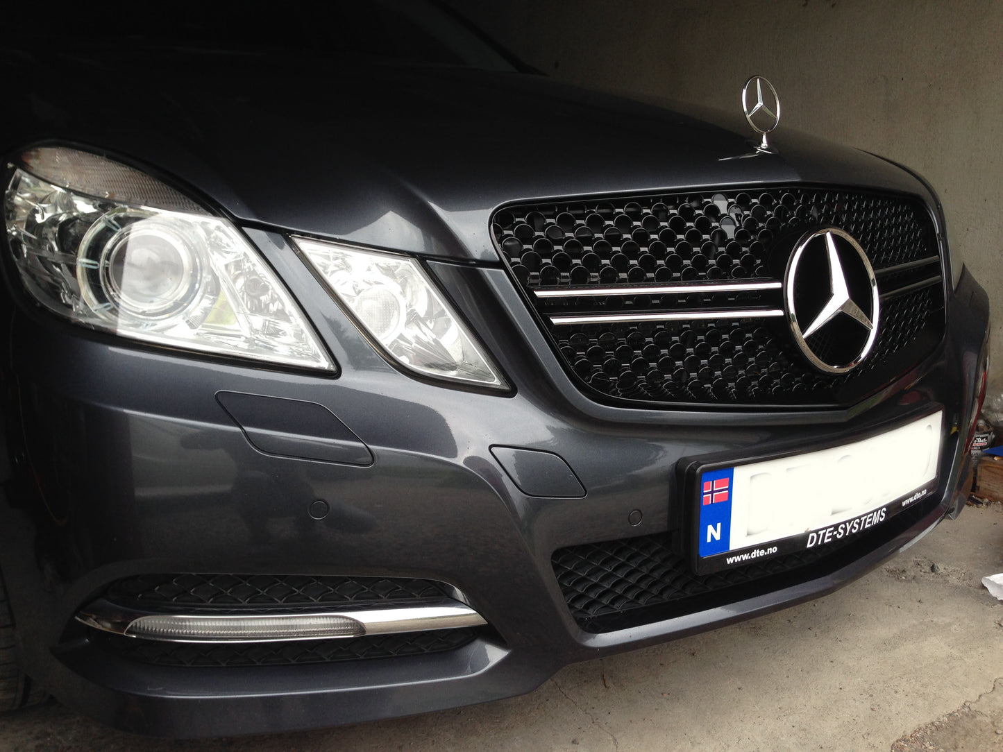 W212 2 Fins AMG style front sports grille E320 E350 E500 E-class mesh