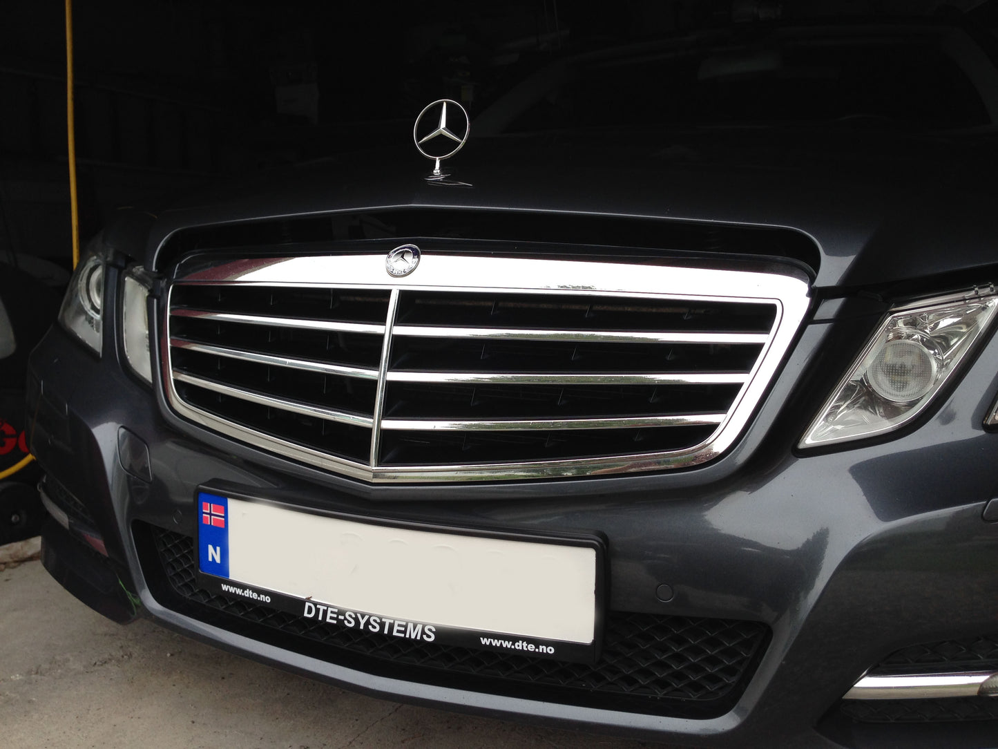 W212 2 Fins AMG style front sports grille E320 E350 E500 E-class mesh
