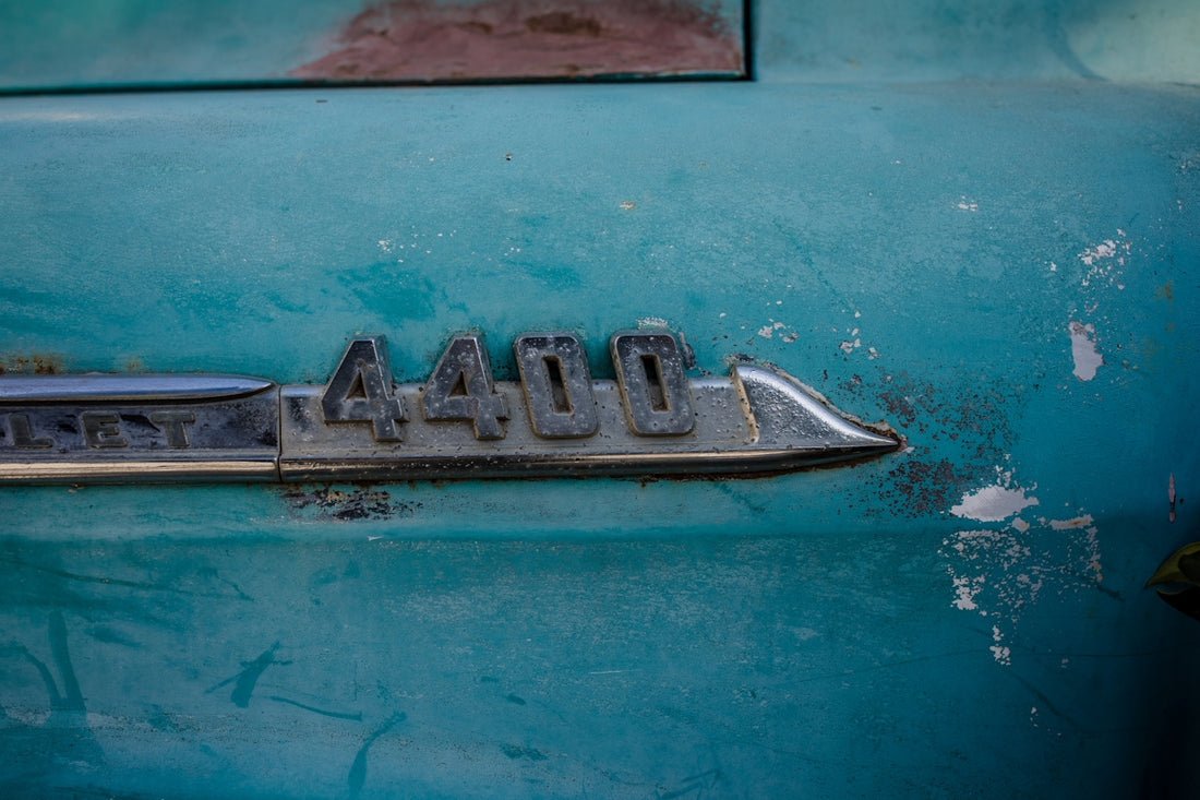 silver 4400 car emblem